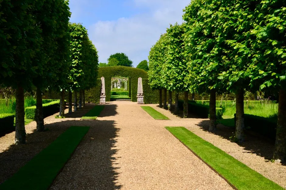 Jardin paysager soigné autour de Montauban